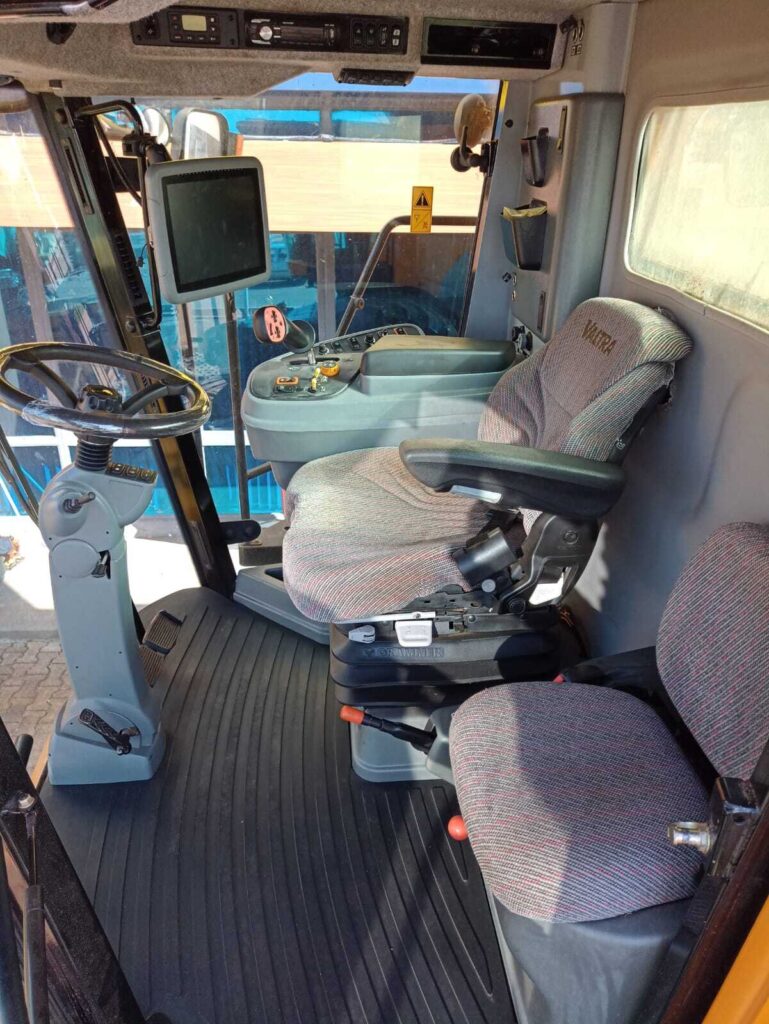 Colheitadeira-BC8800-Cabine