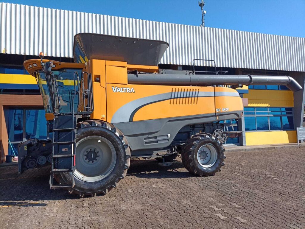 Colheitadeira-BC8800-Lateral-escada