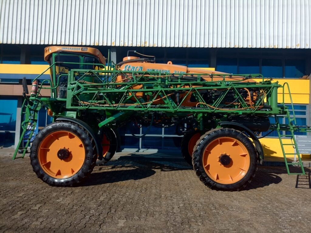 Pulverizador Stara 3100 lateral escada